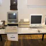 Dei computer Olivetti e Apple esposti durante una mostra